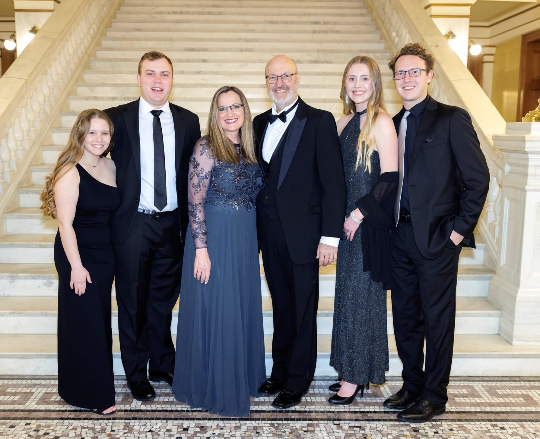 Die PUC-Vorsitzende von South Dakota, Kristie Fiegen (Dritte von links), und ihr Ehemann Tim posieren in formeller Kleidung für ein Foto mit ihren vier Kindern in der Landeshauptstadt